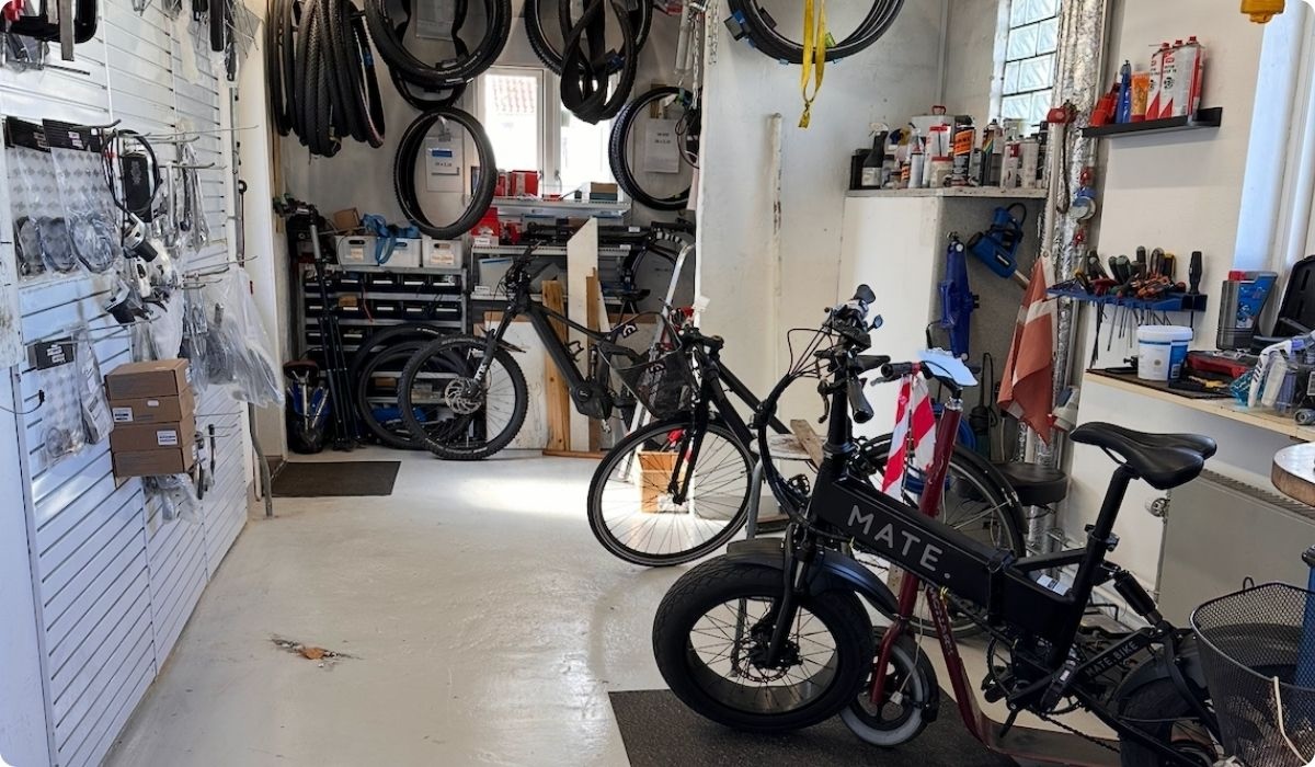 Dæk, cykler og reservedele på værkstedet hos vig Cykler
